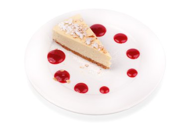 Çilekli cheesecake üzerine beyaz izole