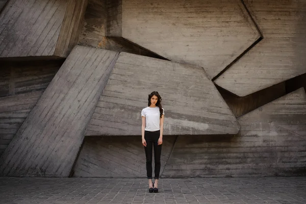 Jovem morena de pé fora em top branco, jeans vestindo colinas. horizontal — Fotografia de Stock