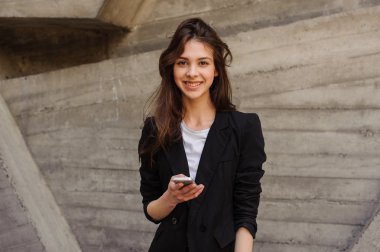 Genç beyaz kız metin kameraya bakarak haber.