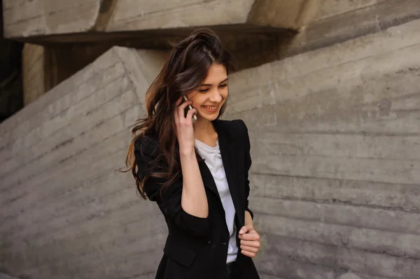 Wanita bisnis muda berbicara di telepon genggam — Stok Foto