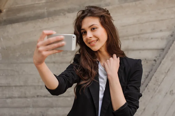 Wanita tersenyum muda melakukan selfie — Stok Foto