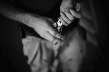 bir pense tutan el mans