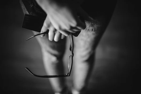 Hand hält Brille, klare Brille, schwarzer Rahmen Mode Vintage-Stil, — Stockfoto