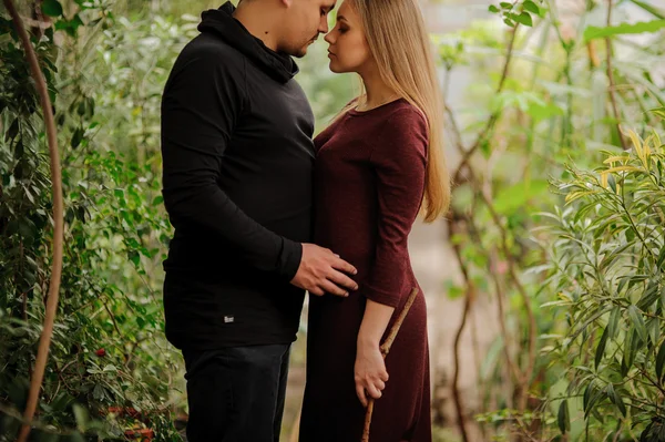 Junges Paar im Garten schaut nicht in die Kamera — Stockfoto