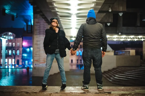 Pareja caminando por la ciudad juntos por la noche — Foto de Stock