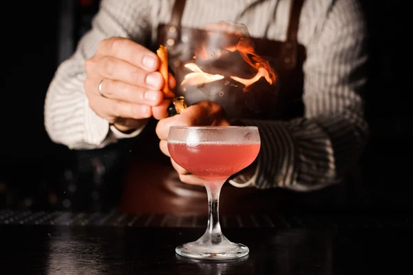 Il barista fa la fiamma sopra cocktail — Foto Stock