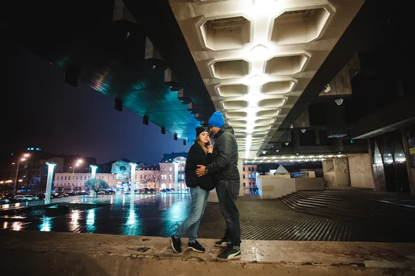 Paar wandelen door de stad samen 's nachts — Stockfoto