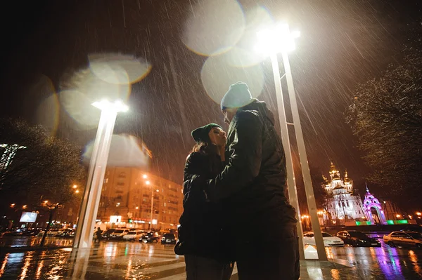 Пара гуляє містом разом вночі — стокове фото