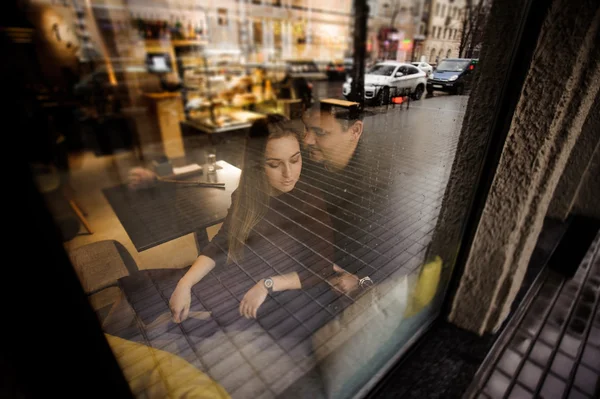 Gelukkige paar hebben plezier in café — Stockfoto
