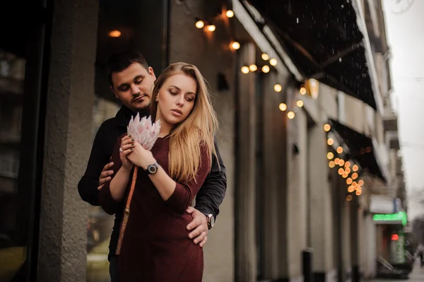 Um abraço de casal jovem. data de casal amoroso . — Fotografia de Stock