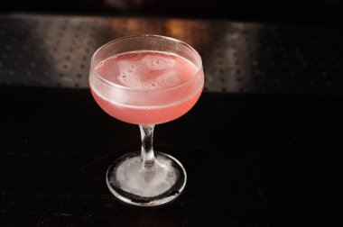 Cosmopolitan kokteyl üstüne bar