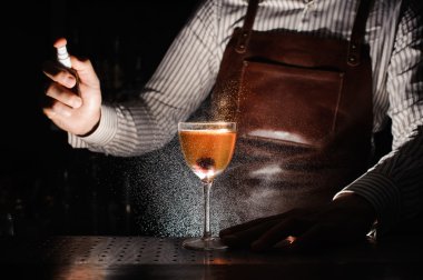 Uzman barmen kokteylde püskürtme