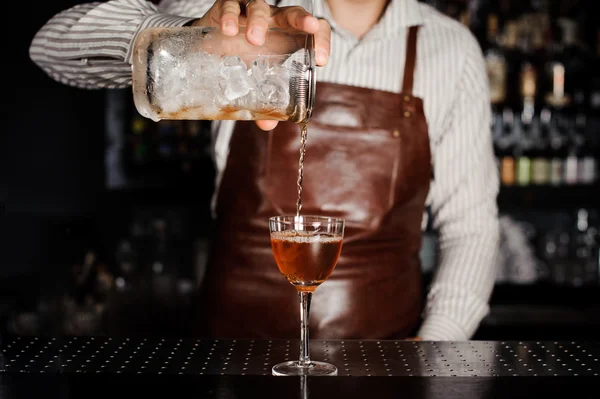 Bartendern hälla alkoholhaltiga cocktail i glas — Stockfoto