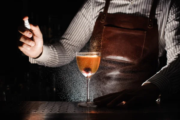 Barman experto está rociando en cóctel — Foto de Stock