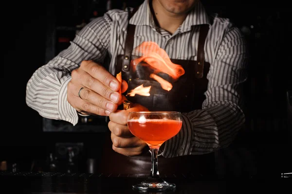 El camarero hace fuego sobre el cóctel — Foto de Stock