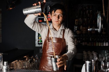 yapma ve alkollü kokteyl dökme barmen