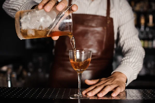 Barman verser cocktail alcoolisé dans le verre — Photo