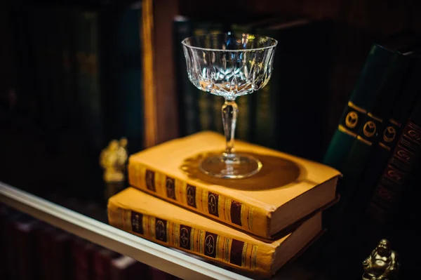 Cocktail glass with vintage books — Stock Photo, Image