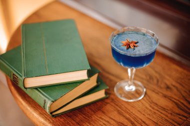 Sonraki kitap için bar mavi kokteylde