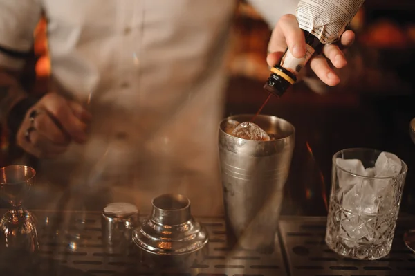 Barman dělá koktejlu v baru — Stock fotografie