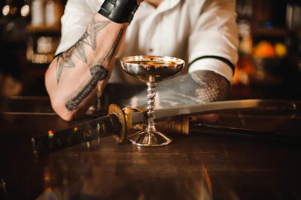 Barman v práci, který nabízí koktejly. — Stock fotografie