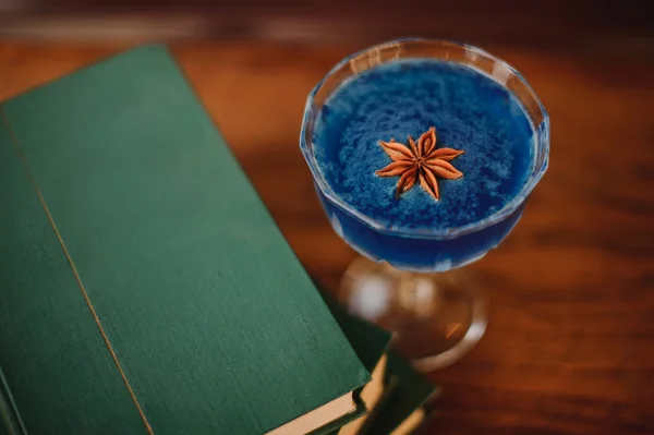 Cóctel azul en el bar junto a los libros — Foto de Stock