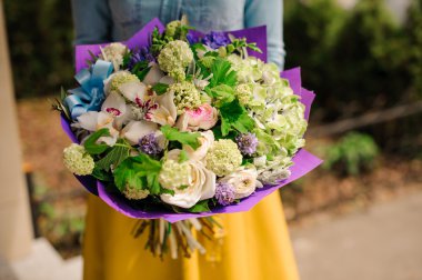 Bir buket çiçek tutan kız