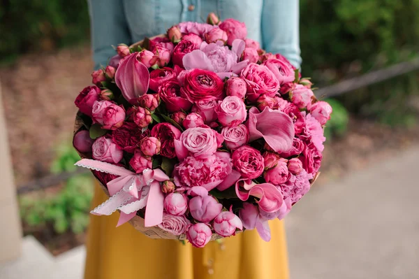 Mädchen mit einem Strauß rosa Blumen — Stockfoto