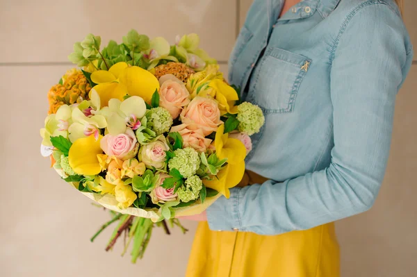 Mädchen mit Strauß der verschiedenen gemischten orangefarbenen Blumen — Stockfoto