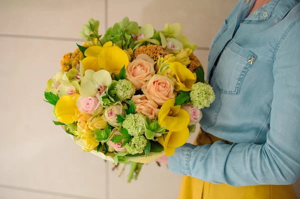 Fille tenant Bouquet des différentes fleurs mixtes orange — Photo
