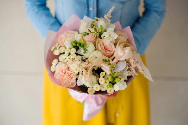 Girl holding a bouquet of white flowers — Stock Photo, Image