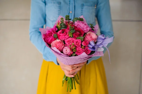 ผู้หญิงที่ถือช่อดอกไม้ผสมสีชมพูและสีม่วง — ภาพถ่ายสต็อก