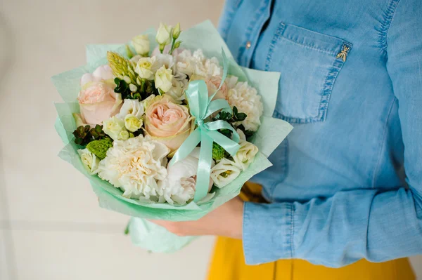 Menina segurando um buquê de flores brancas — Fotografia de Stock