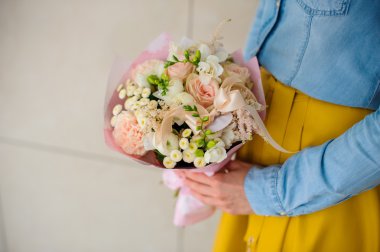 bir buket beyaz çiçek tutan kız