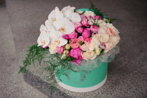 들고 아름 다운 여자 뚜껑 라운드 상자에 흰색과 분홍색 꽃 꽃다발을 혼합 — 스톡 사진