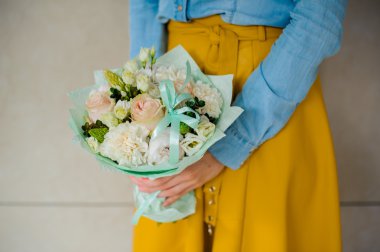 bir buket beyaz çiçek tutan kız