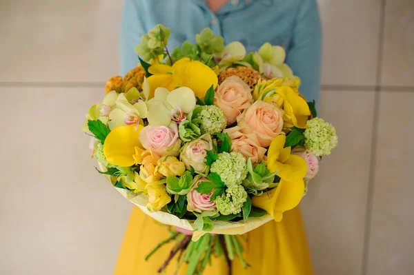 Houden van de verschillende gemengde oranje bloemen boeket meisje — Stockfoto