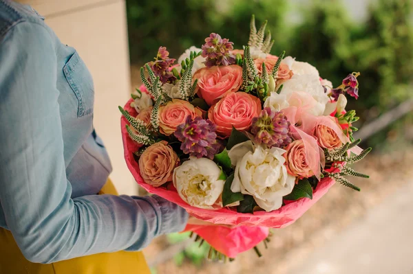 Gadis memegang Bouquet yang berbeda oranye campuran dan bunga putih — Stok Foto