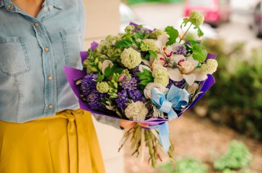 Bir buket çiçek tutan kız