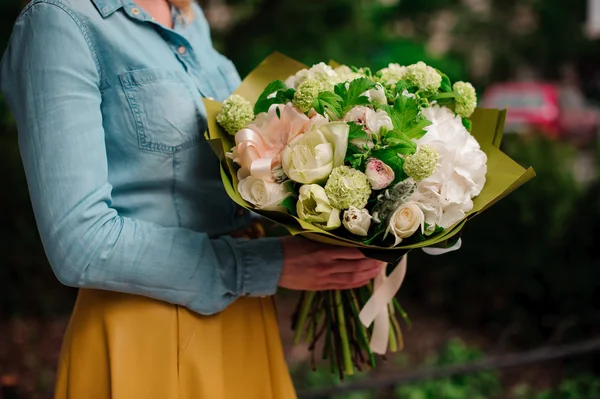 Flicka som håller en bukett vita blommor — Stockfoto