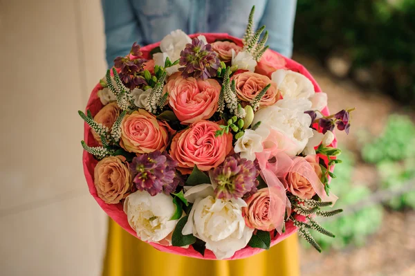 Meisje houden boeket van de verschillende gemengde oranje en witte bloemen — Stockfoto