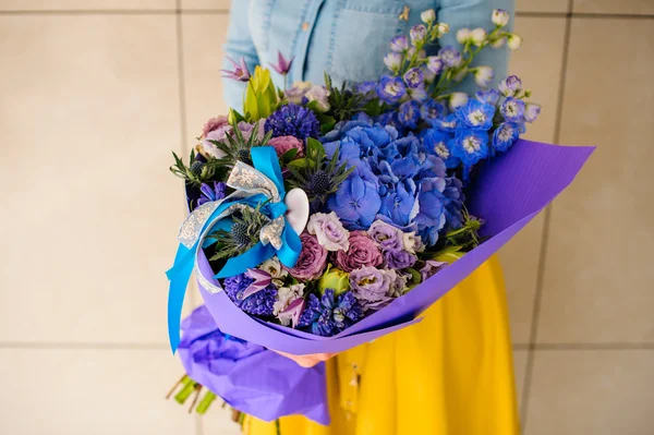 Niña sosteniendo púrpura y rosa ramo de flores —  Fotos de Stock