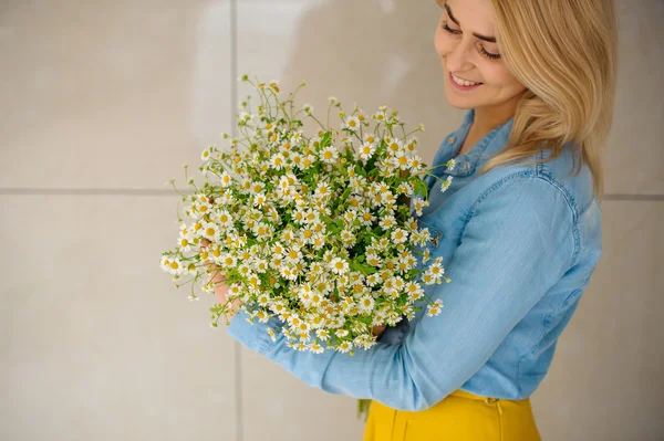 Mädchen hält Strauß Kamillen in der Hand — Stockfoto