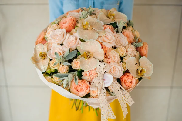 Meisje met een boeket van witte bloemen — Stockfoto