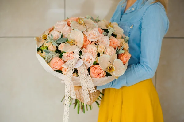 Niña sosteniendo un ramo de flores blancas —  Fotos de Stock