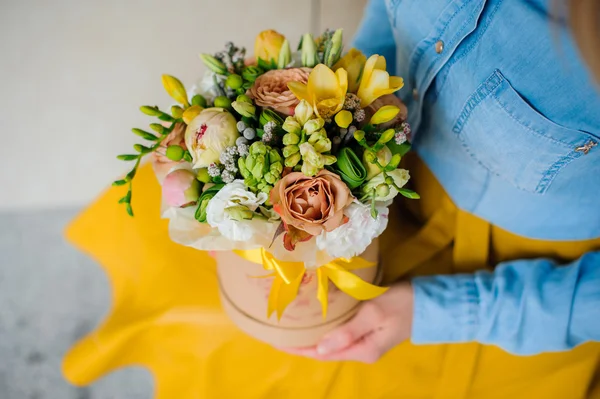 Niña sosteniendo hermoso ramo de flores de mezcla en caja redonda con tapa —  Fotos de Stock