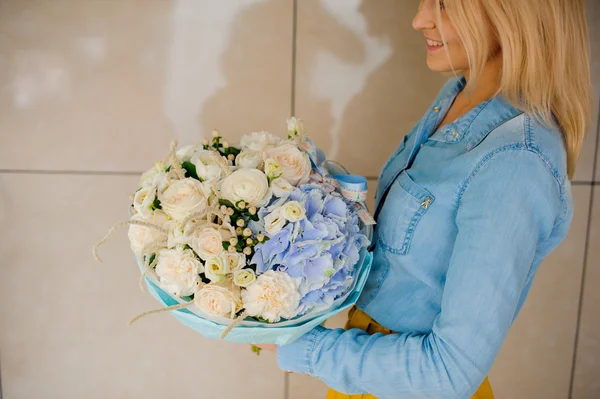 Niña sosteniendo ramo de flor blanca y azul —  Fotos de Stock