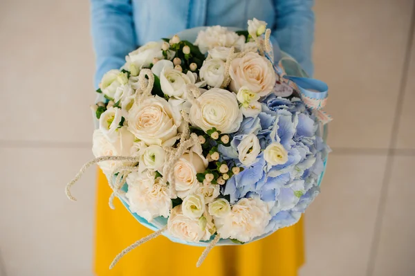 Menina segurando buquê de flor branca e azul — Fotografia de Stock