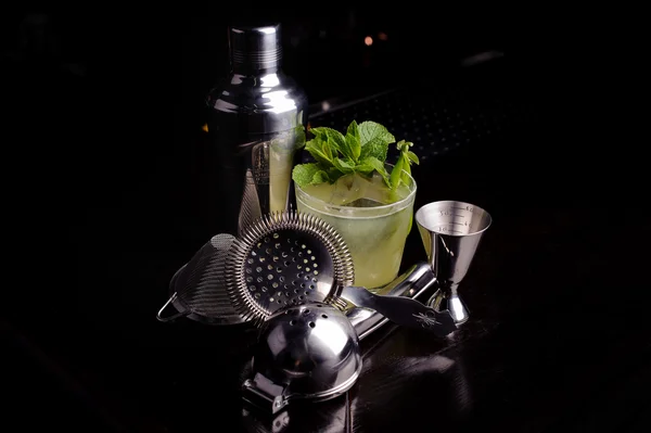 Bebida que hace herramientas para mojito cóctel lima y menta . — Foto de Stock