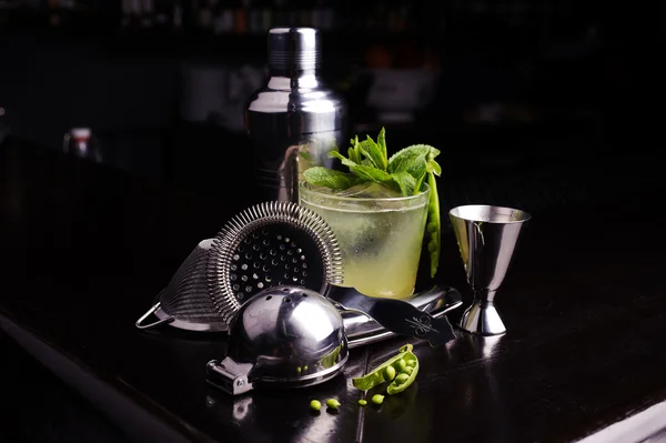 Nápoj, že nástroje pro koktejl mojito limetky a máty. — Stock fotografie